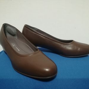 WOMAN'S SAS REGINA BROWN SHOES SIZE 9 DRESS SHOES